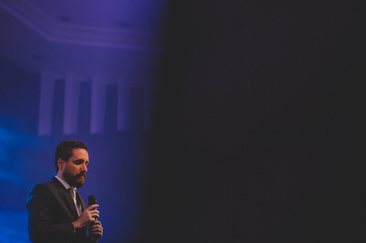 Cantor cantando no evento da igreja