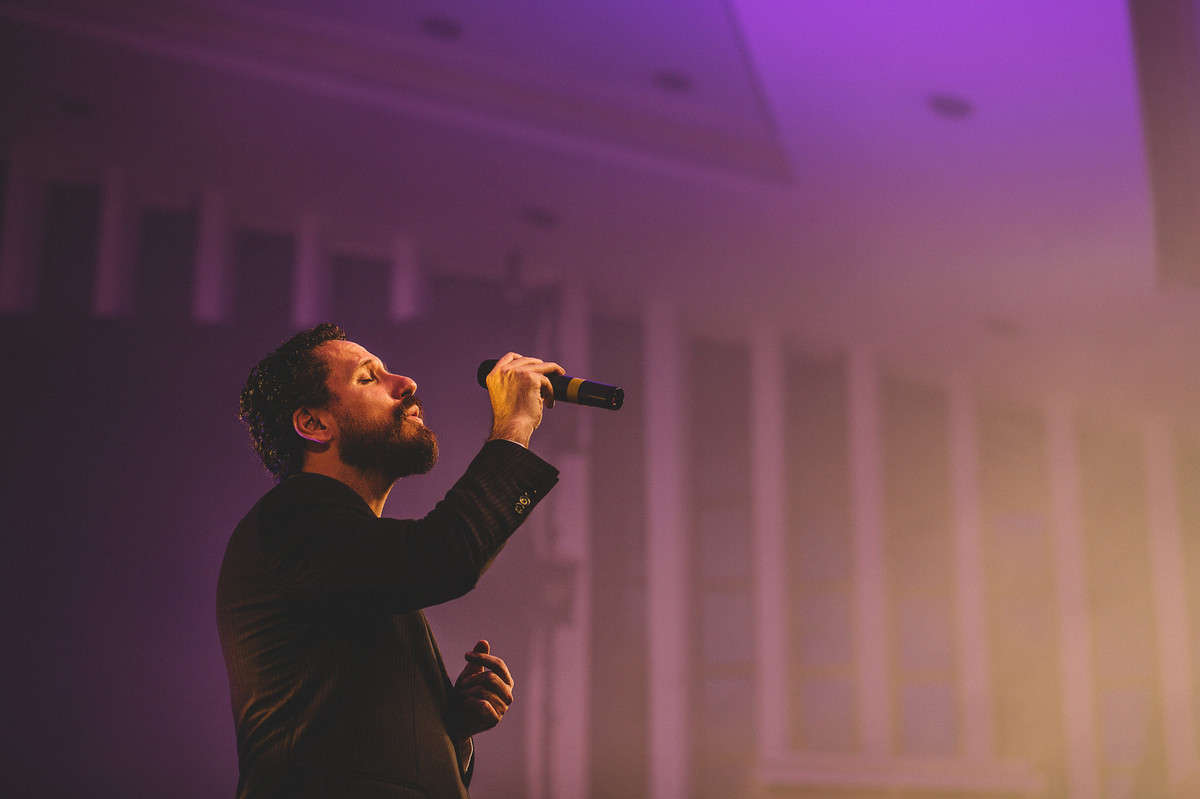 Cantando uma música gospel