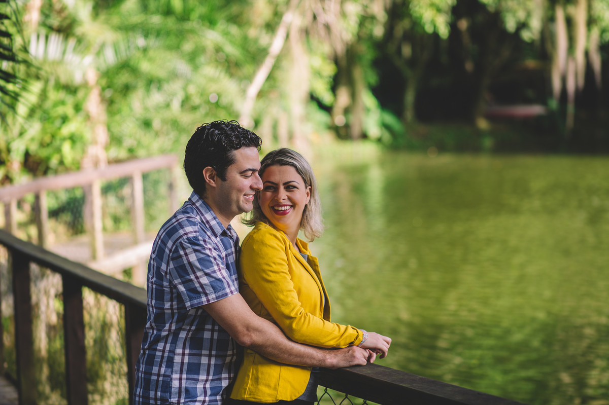 Casal abraçado sorrindo