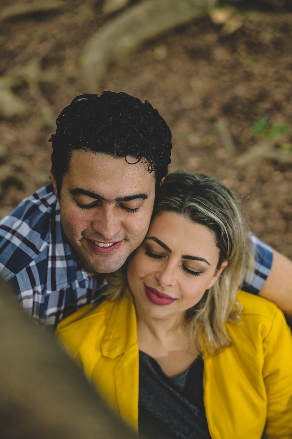 Casal de olhos fechados