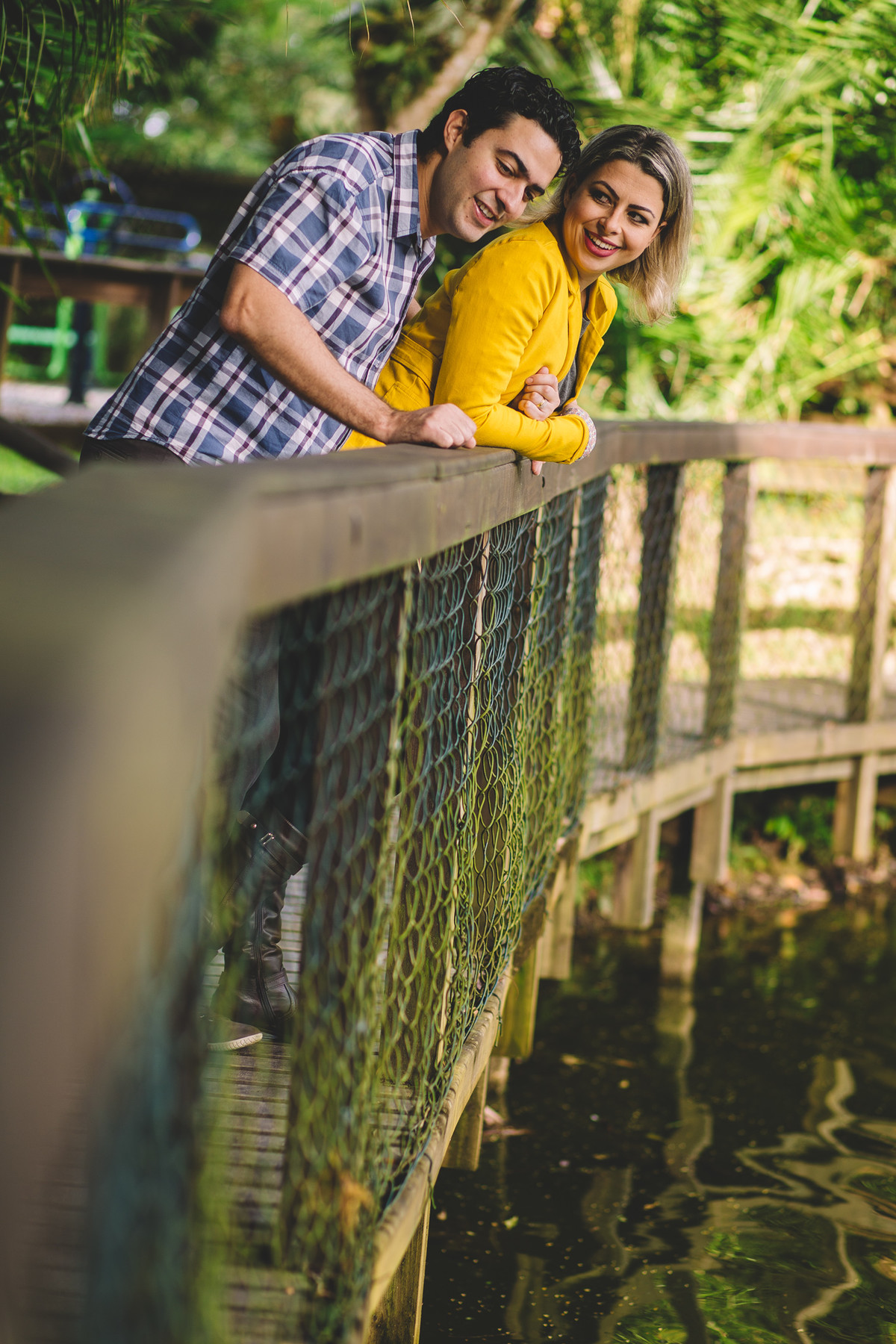 Casal olhando os peixes