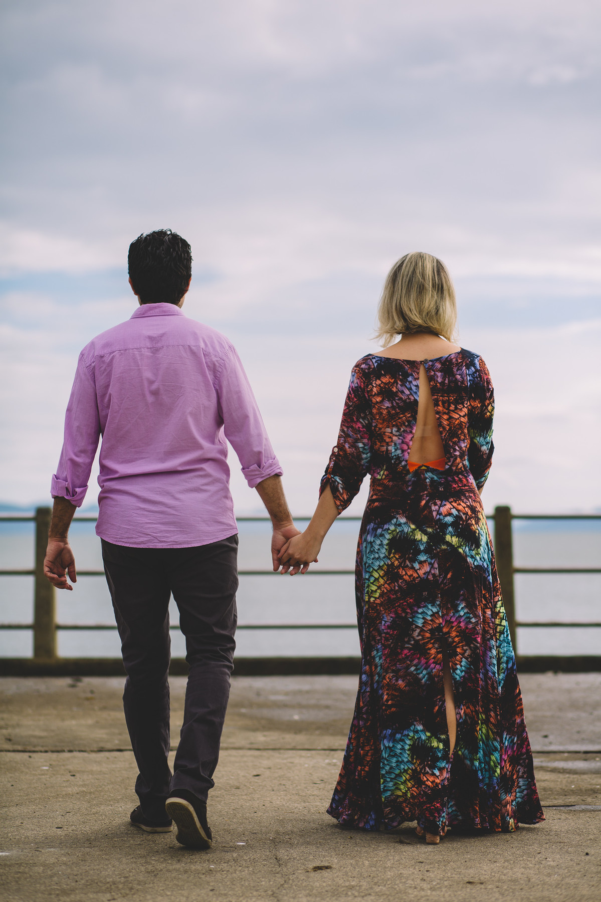 Casal caminhando em direção ao mar