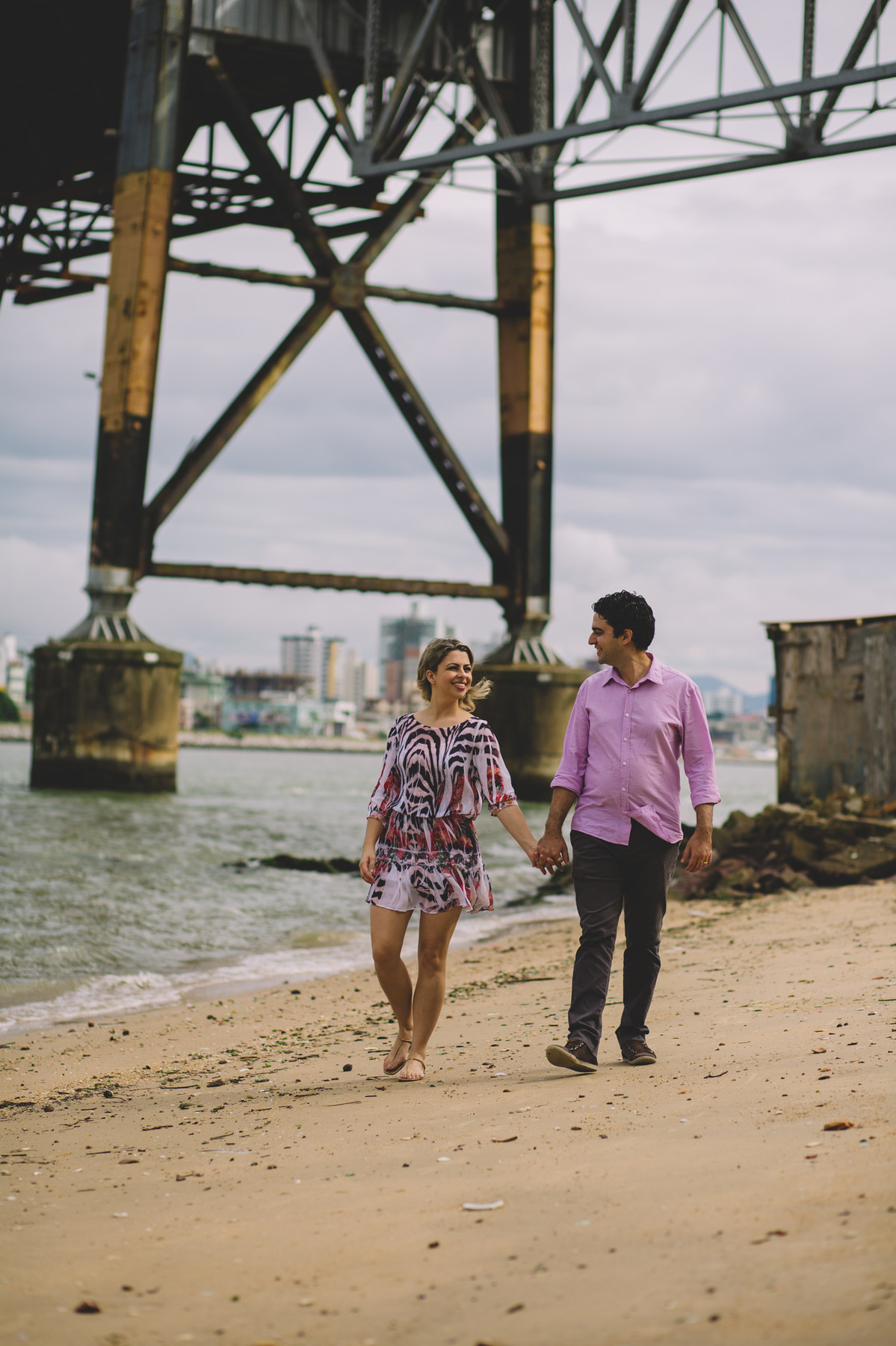 Caminhando na beira do mar em Floripa