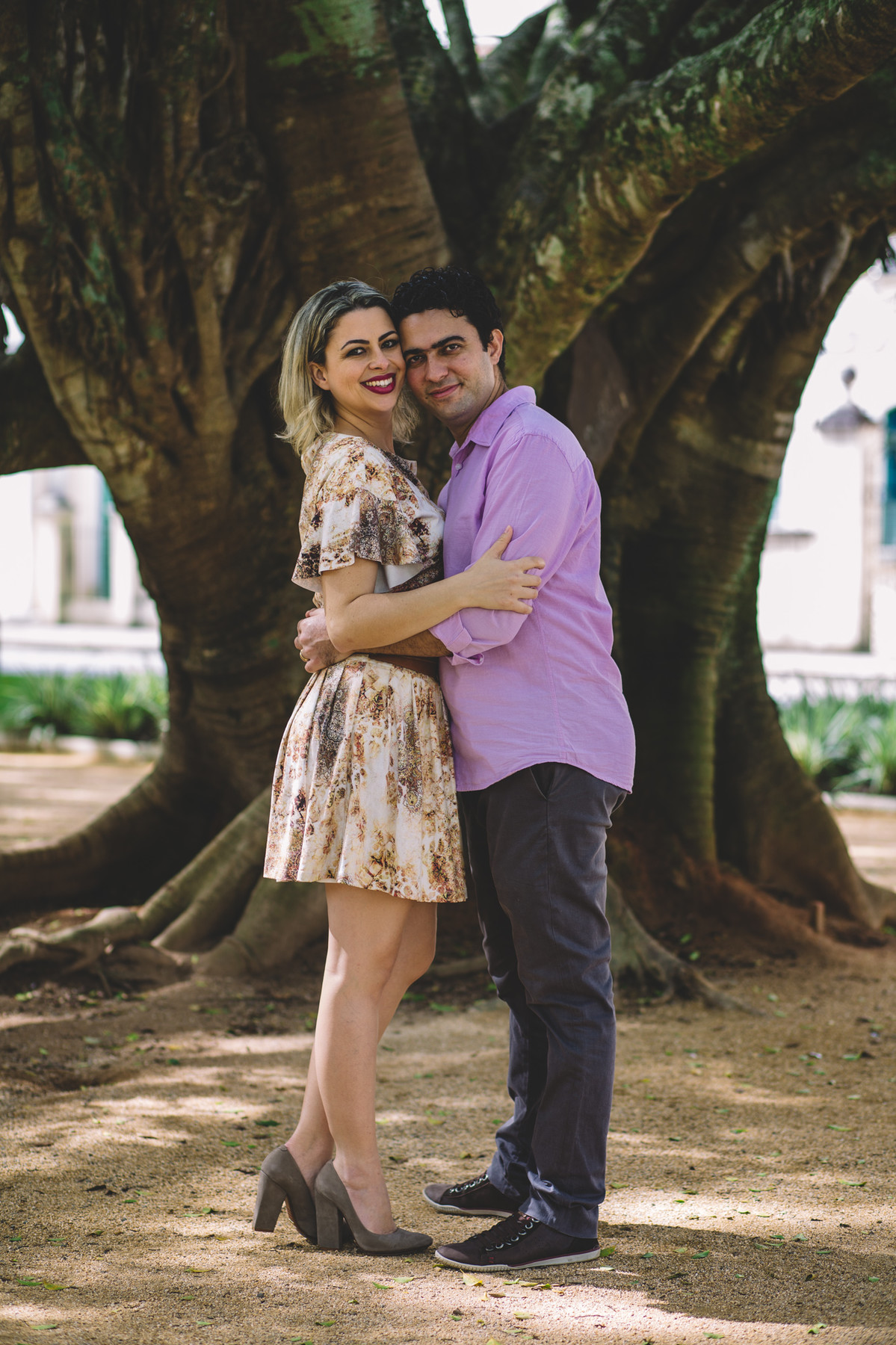 Casal abraçado e feliz