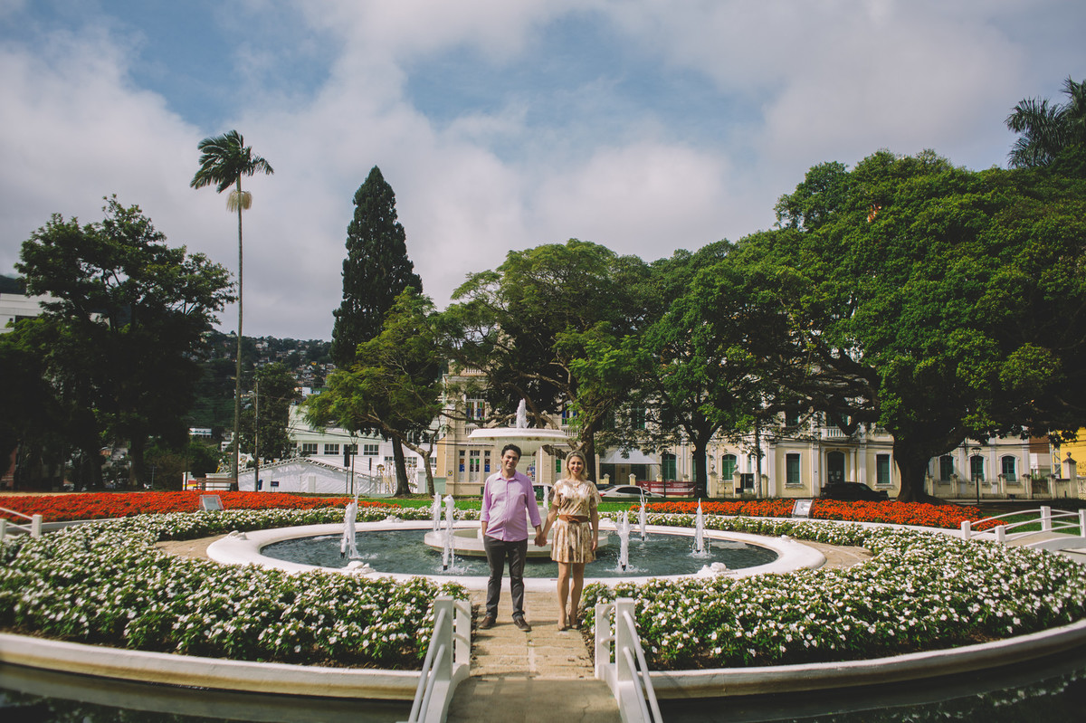 Felizes de mãos dadas na praça