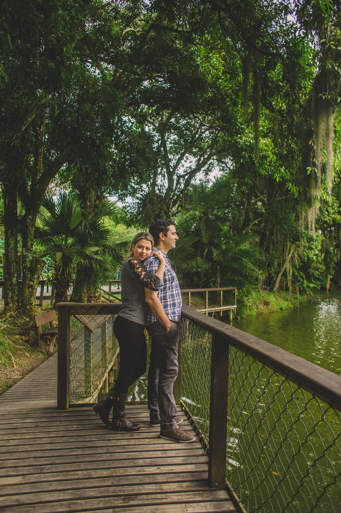 Casal abraçado feliz