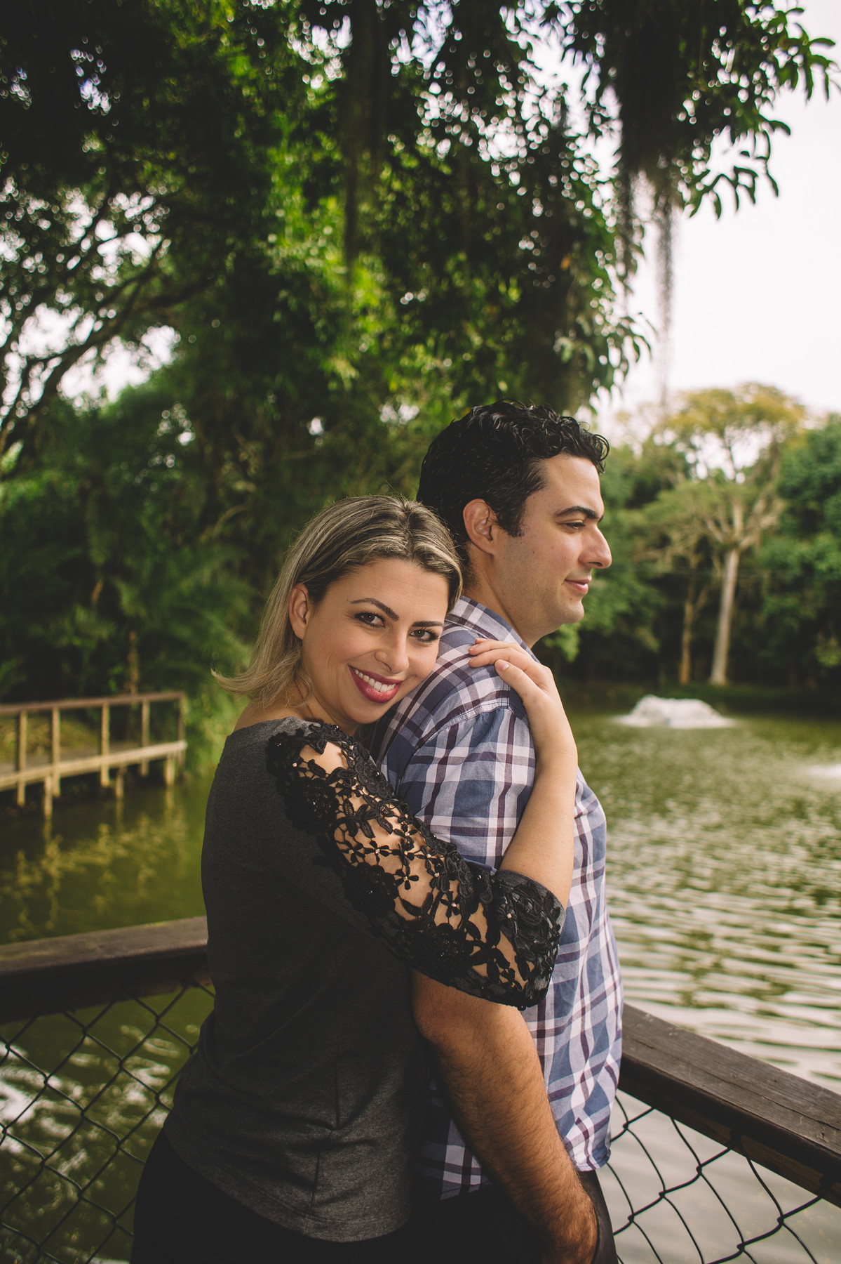 Esposa abraçando o marido