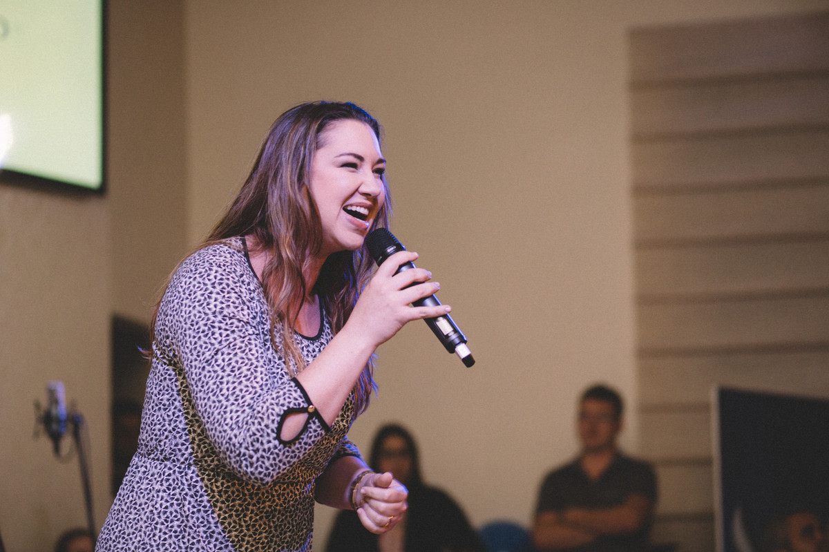 Cantora louvando a Deus