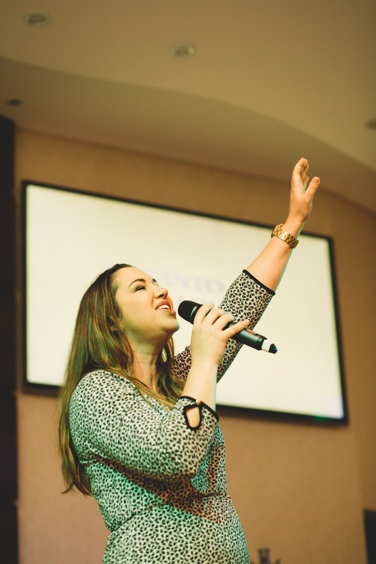 Cantando e agradecendo ao céu