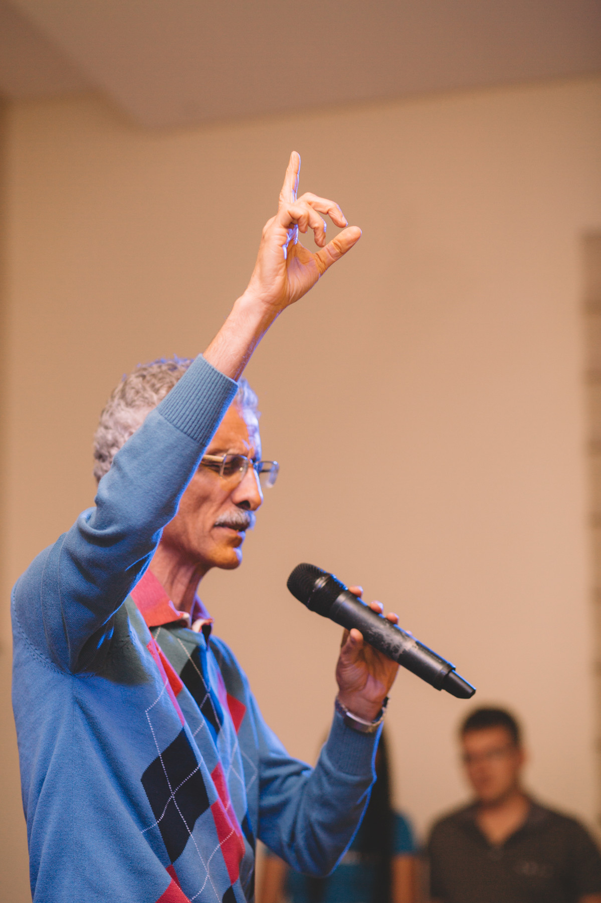 Orando com a mão apontando pro céu