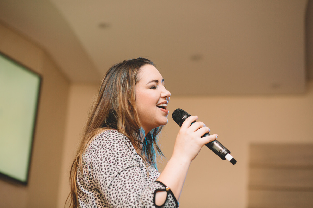 Joyce Carnassale cantando