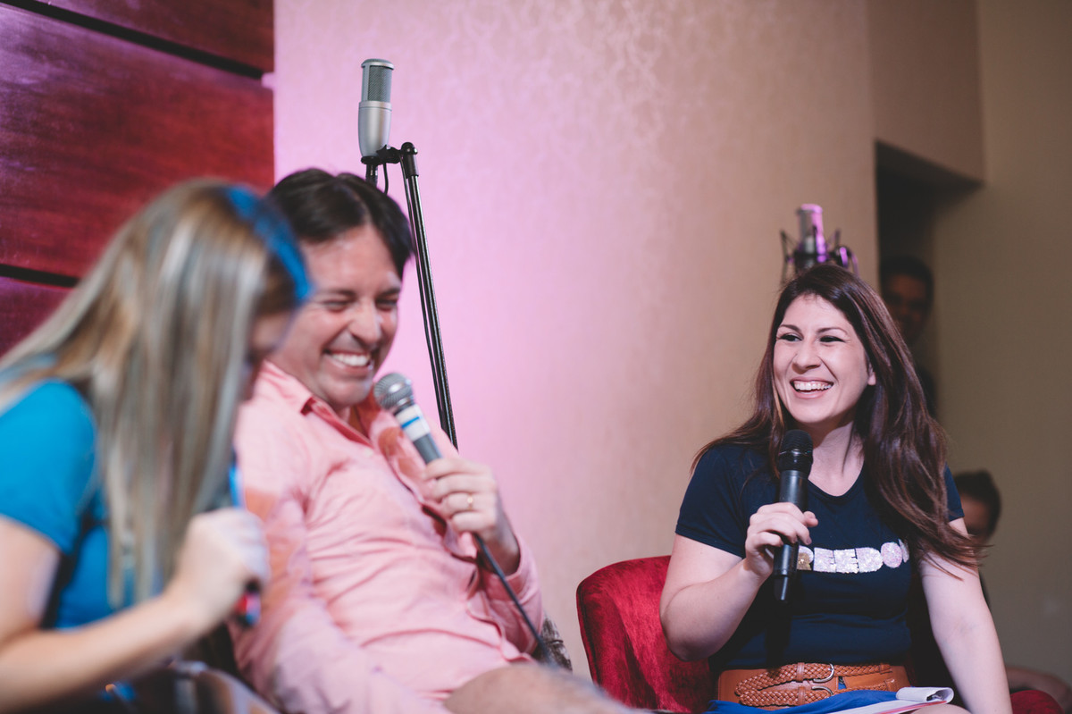 sorrindo contando o testemunho de vida