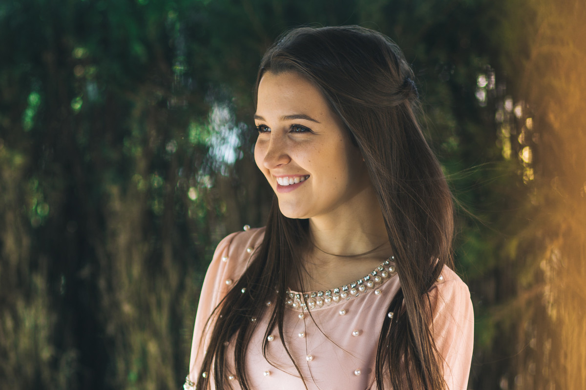 Mulher sorrindo e olhando para a esquerda