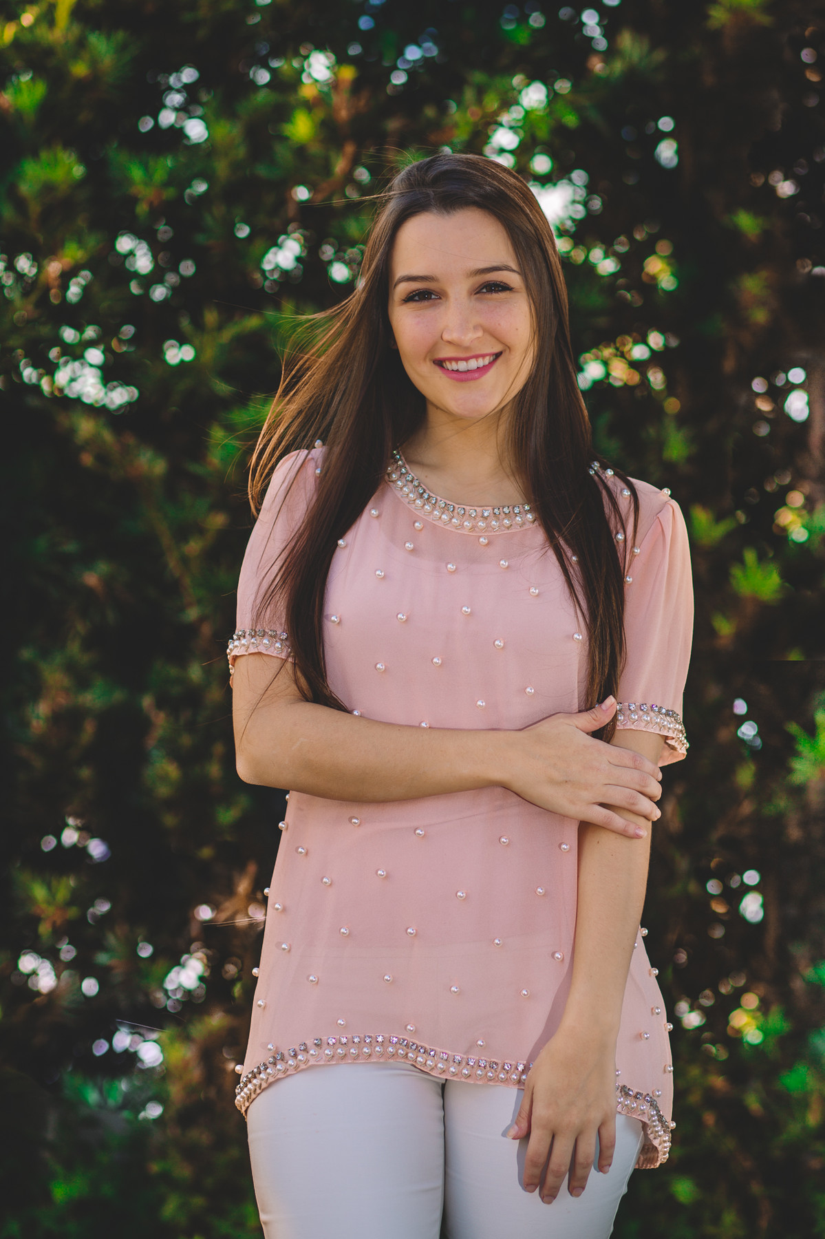 Garota sorrindo com um braço cruzado
