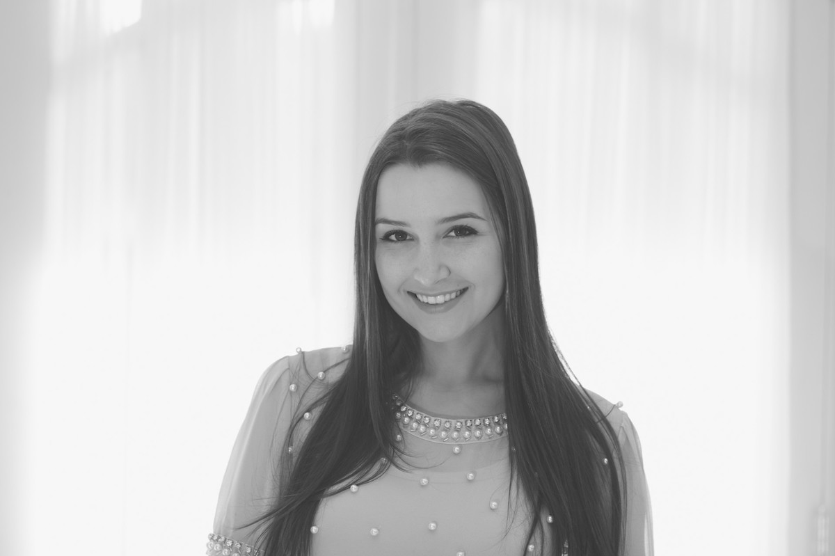 Mulher feliz em preto e branco