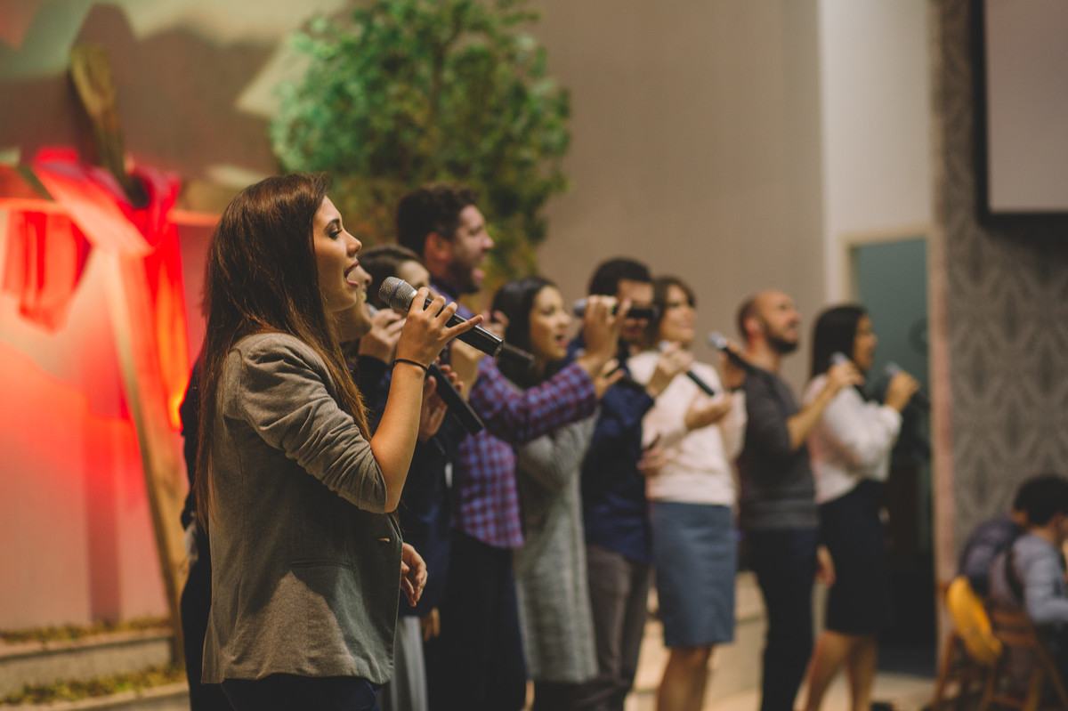 Cantores de um grupo cantando