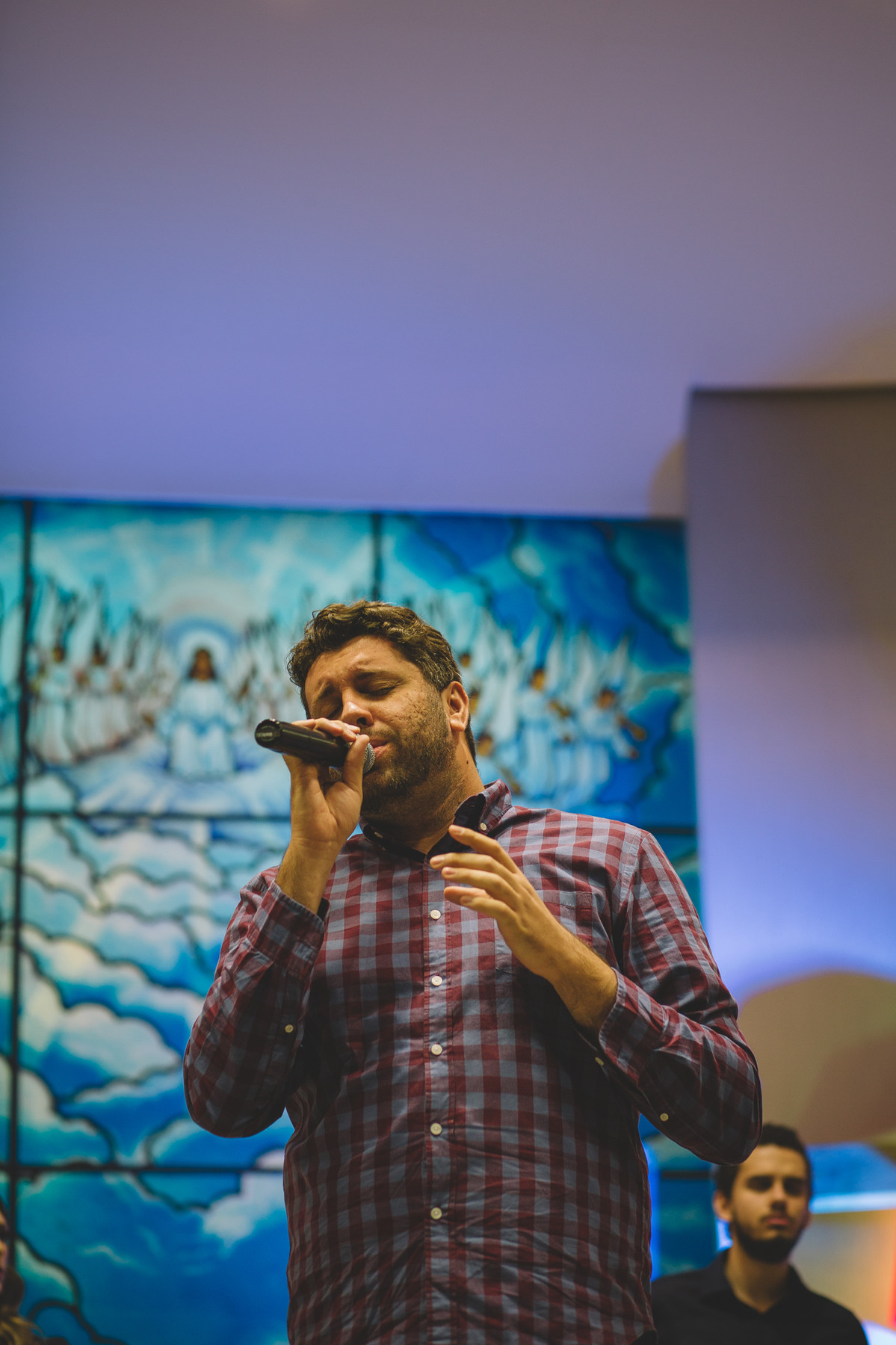 Cantor fazendo o seu solo musical