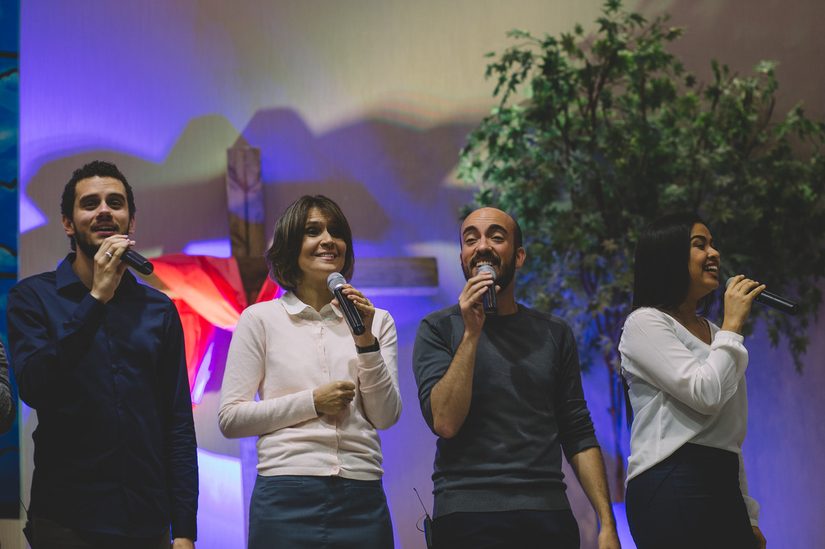 Cantores felizes enquanto cantam