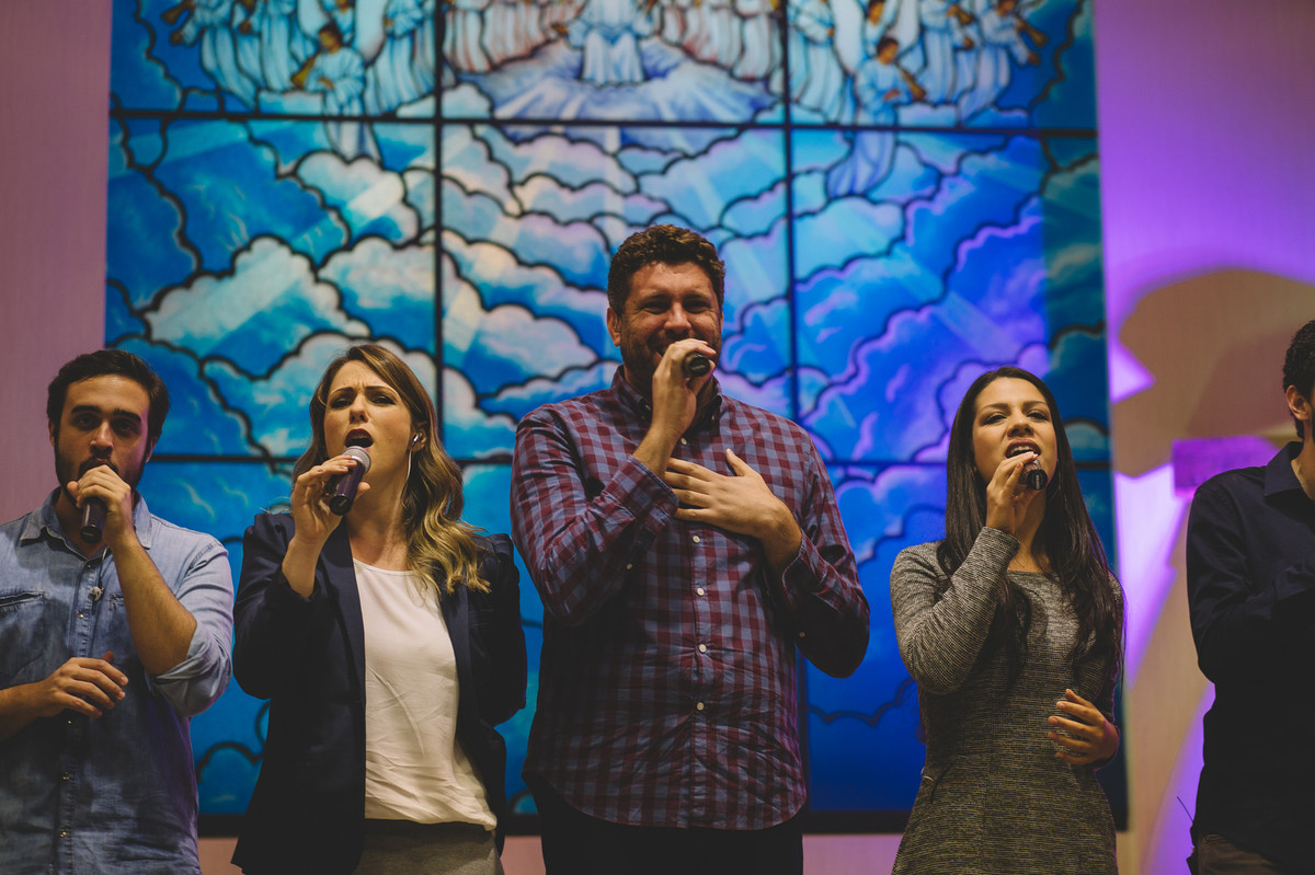 Cantores expressando o sentimento da música