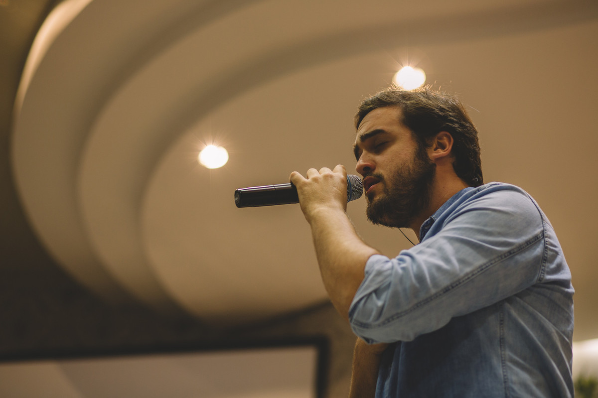 Cantor fazendo usa participação especial