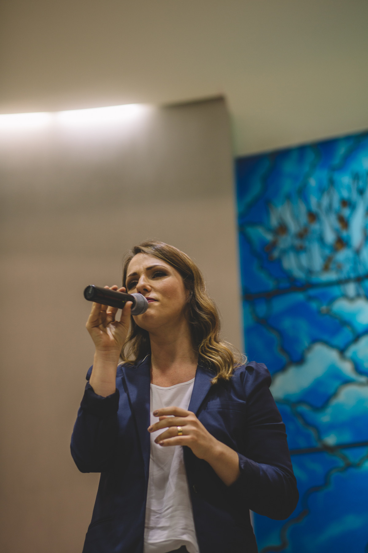 cantora emocionada enquanto canta