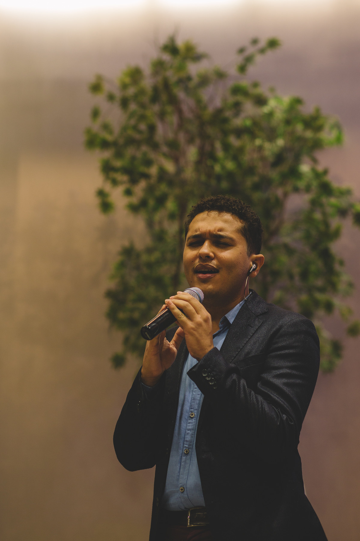 Cantor expressão sua gratidão a Deus