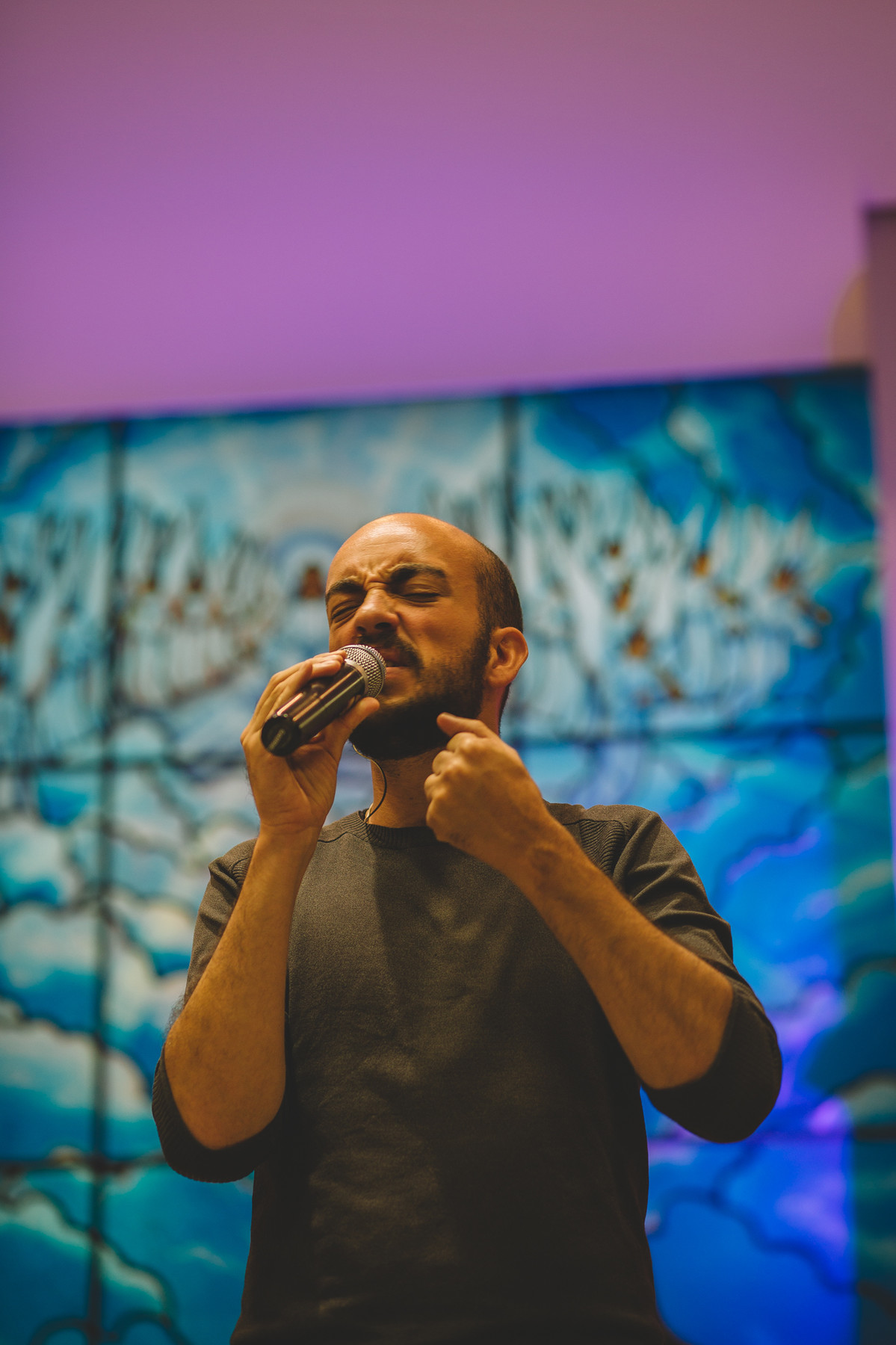 Cantando e expressão todo o sentimento