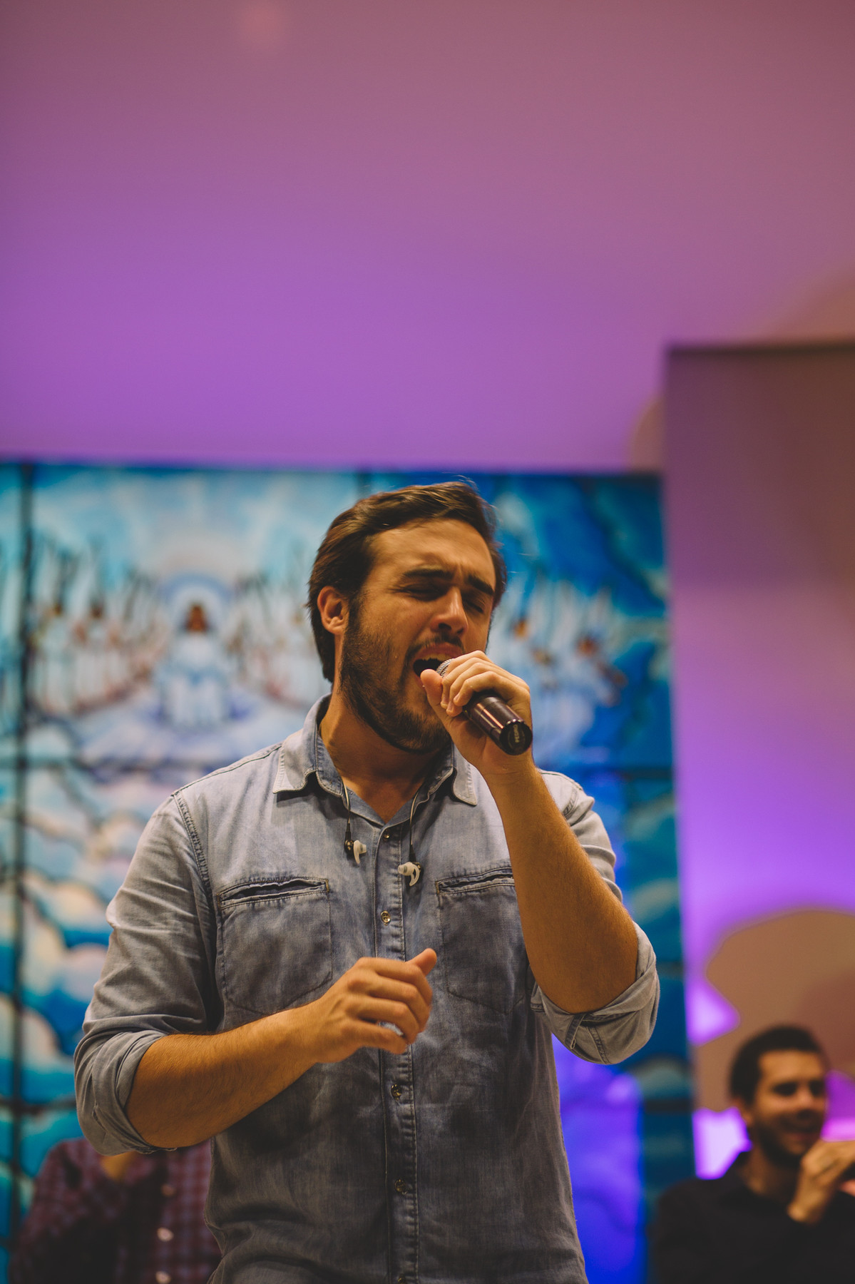 Cantor solando a música