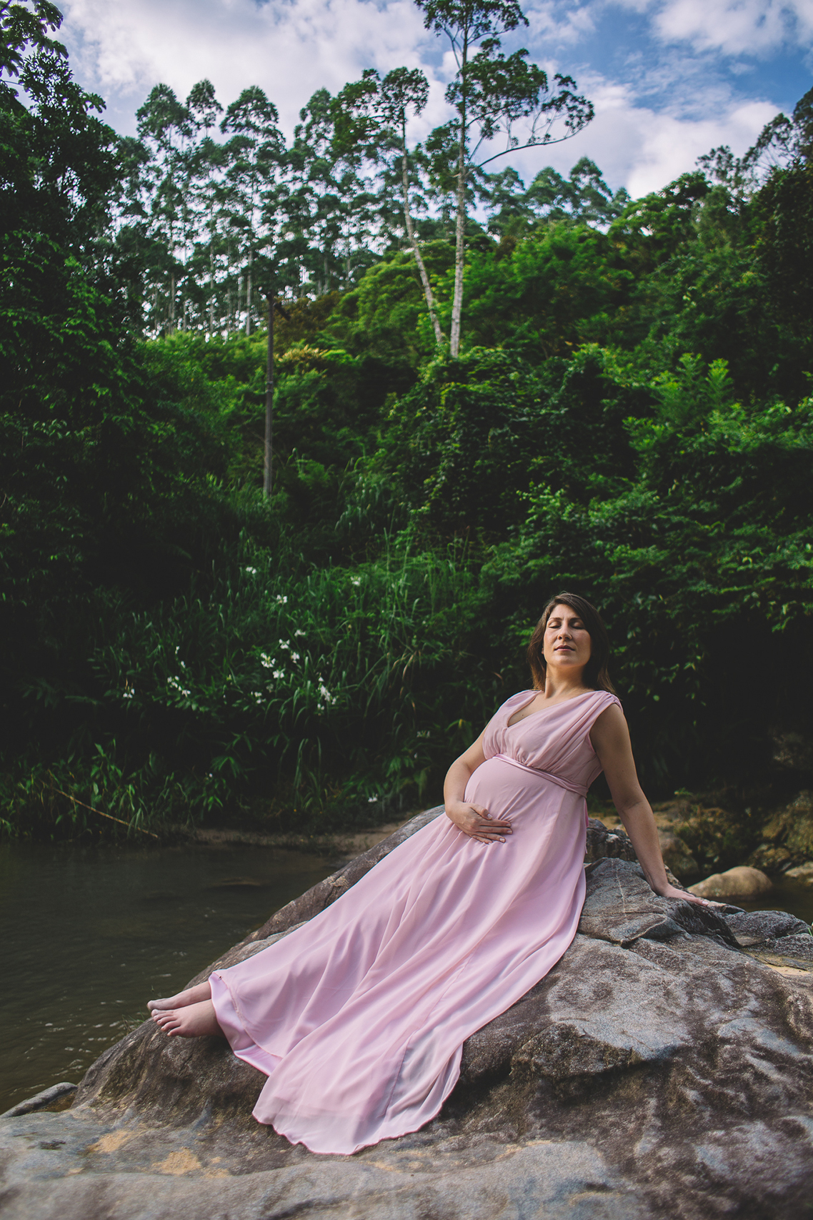 Mulher grávida em meio a natureza