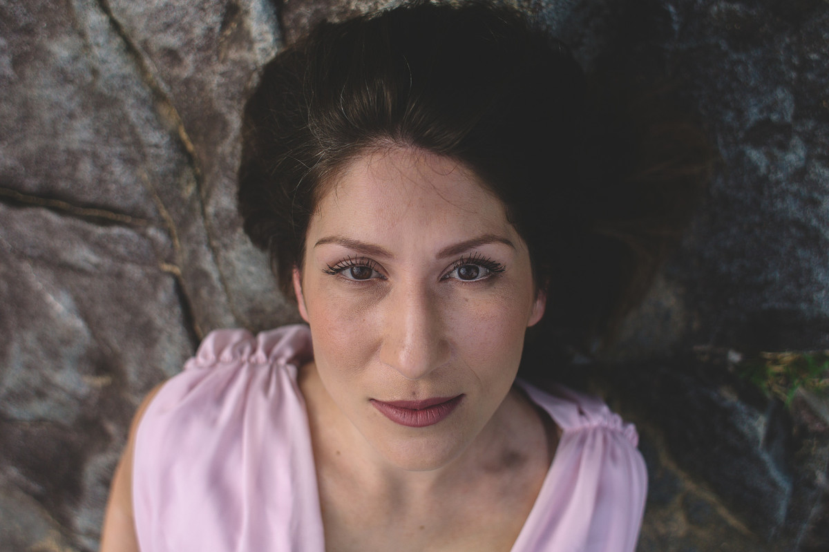 Mulher bonita com olhar penetrante