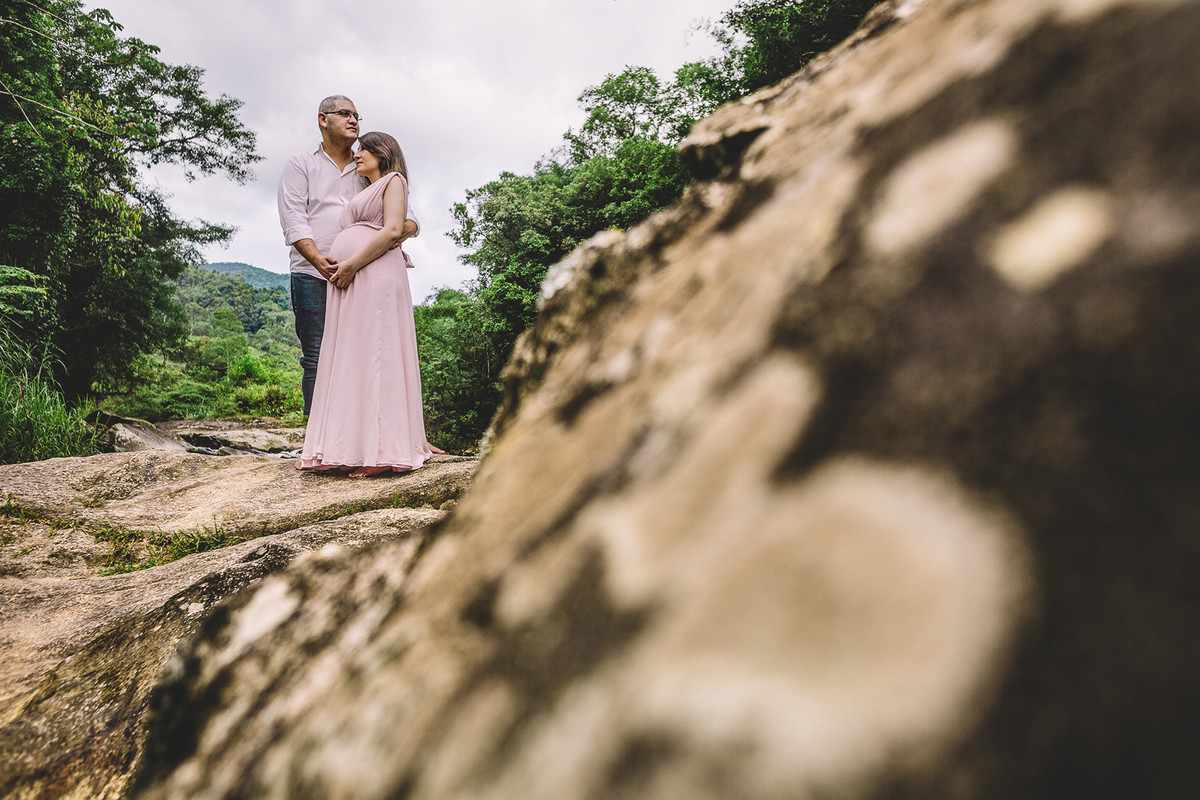 Casal abraçado em meio as pedras