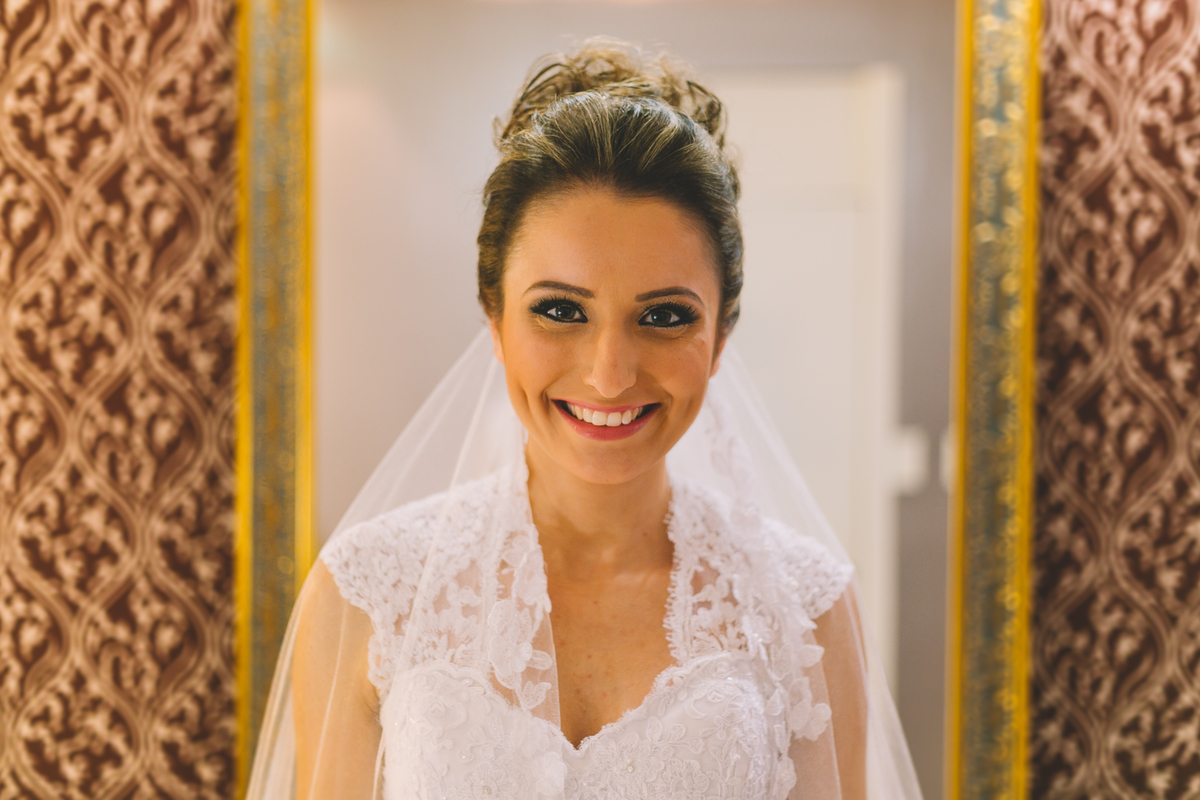 Noiva sorrindo para a câmera