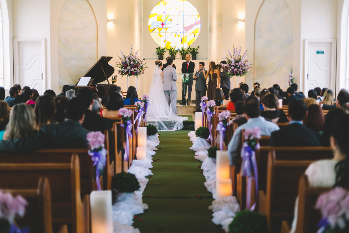 Amigos cantando uma musica especial para os noivos