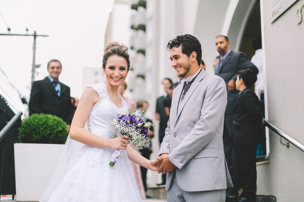 Recém casados saindo da igreja