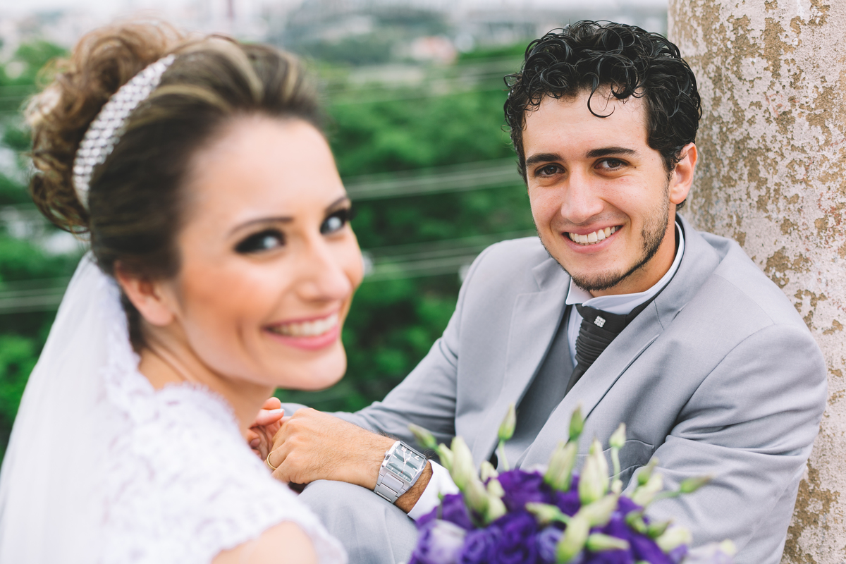 Noivo sorrindo ao lado da noiva 