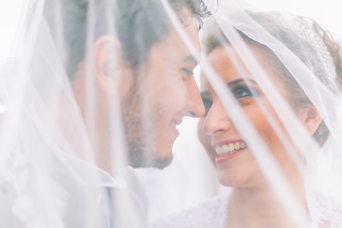 Quase beijo embaixo do véu da noiva