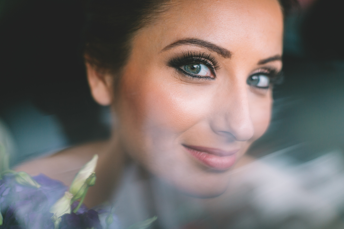 noiva olhando para fora da janela do carro  com destaque nos cilios