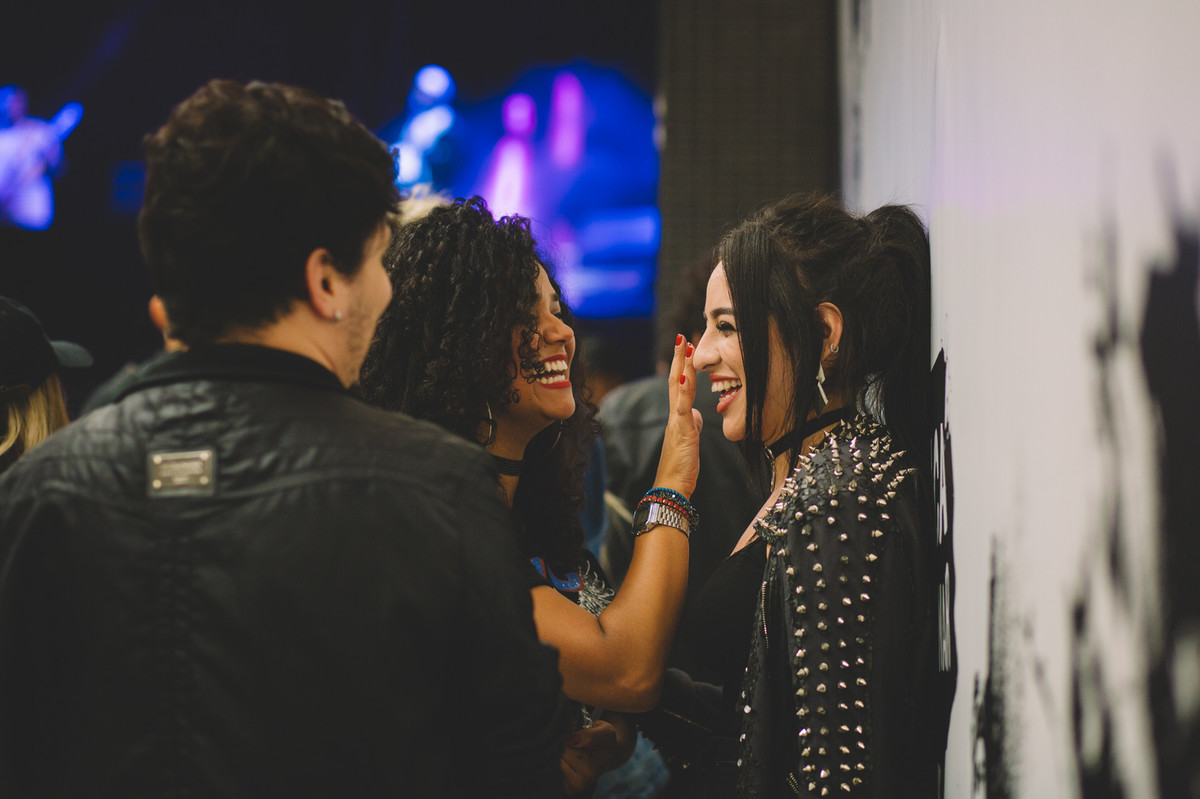 Garota encostada na parede sorrindo