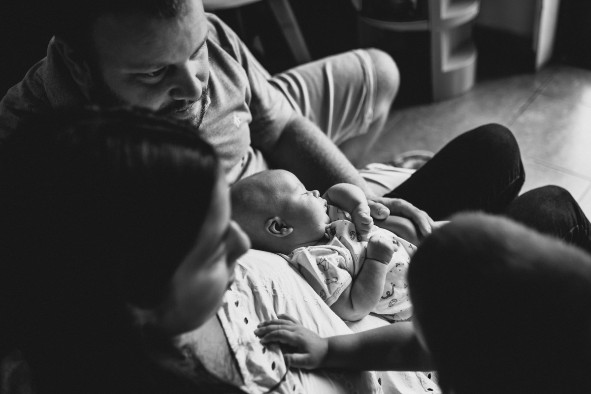 mama papa y bebe se miran