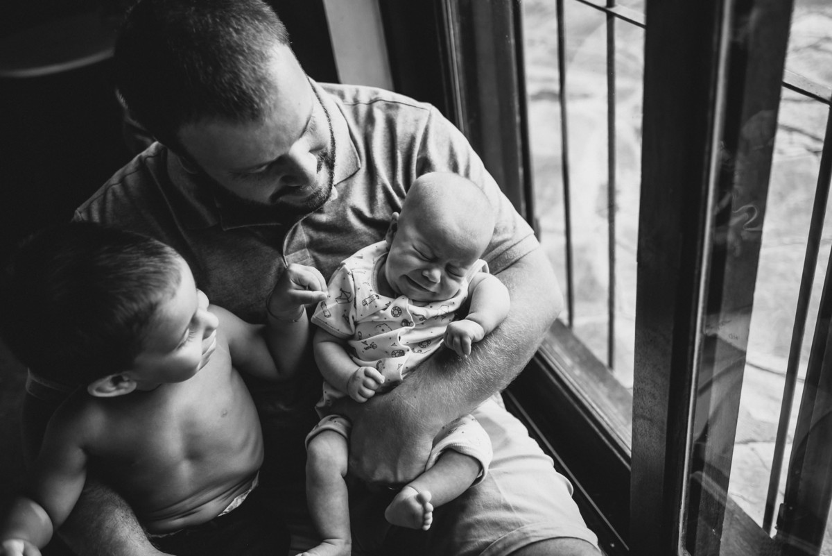padre juega con sus dos hijos