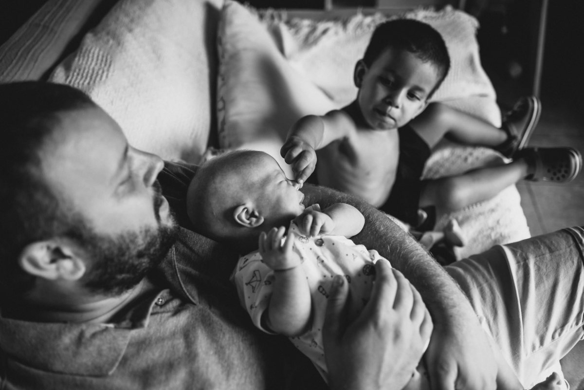 hermano le toca la nariz a su hermanito bebe