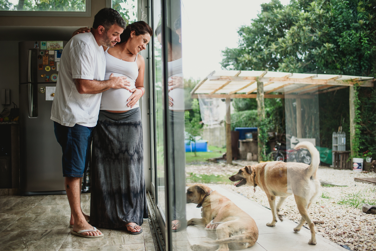 pareja abrazada mira por la ventana
