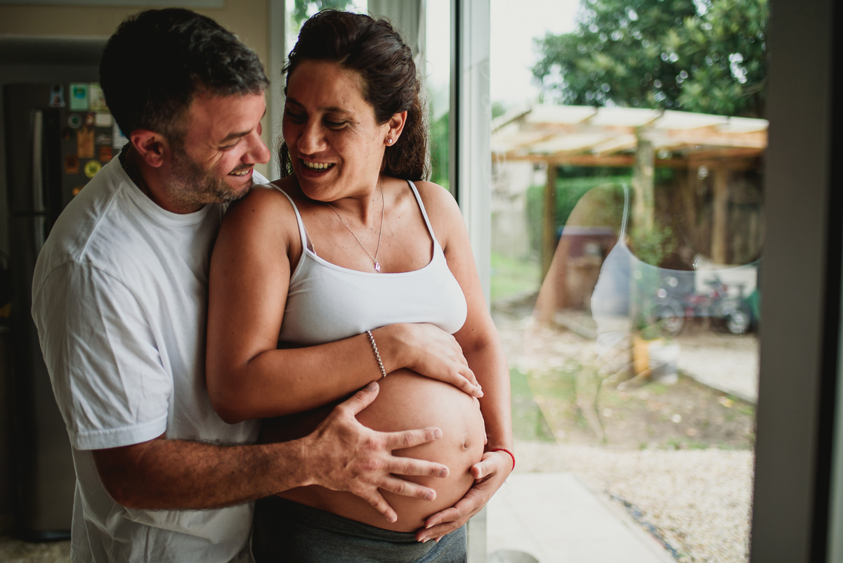pareja se mira y se rie