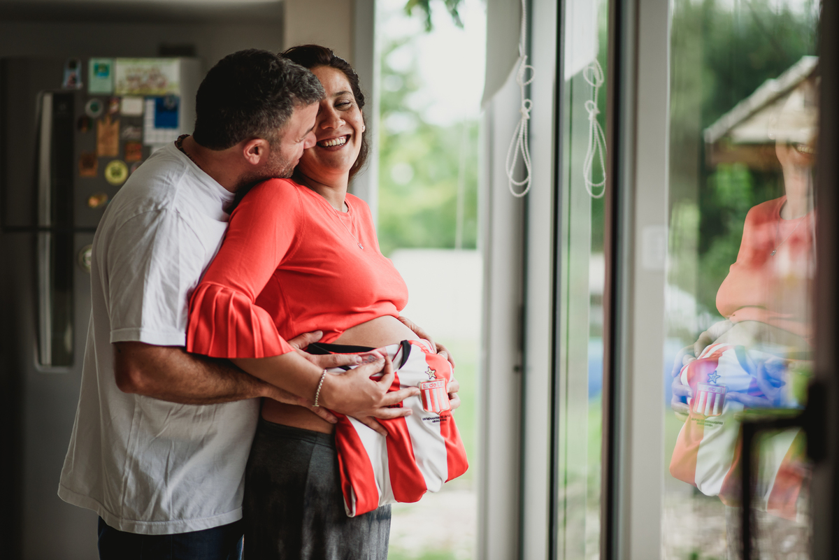 pareja embarazados miran la ventana