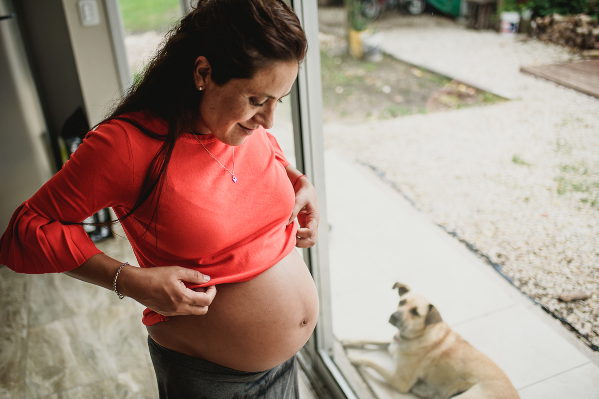 mujer embarazada se mira la panza