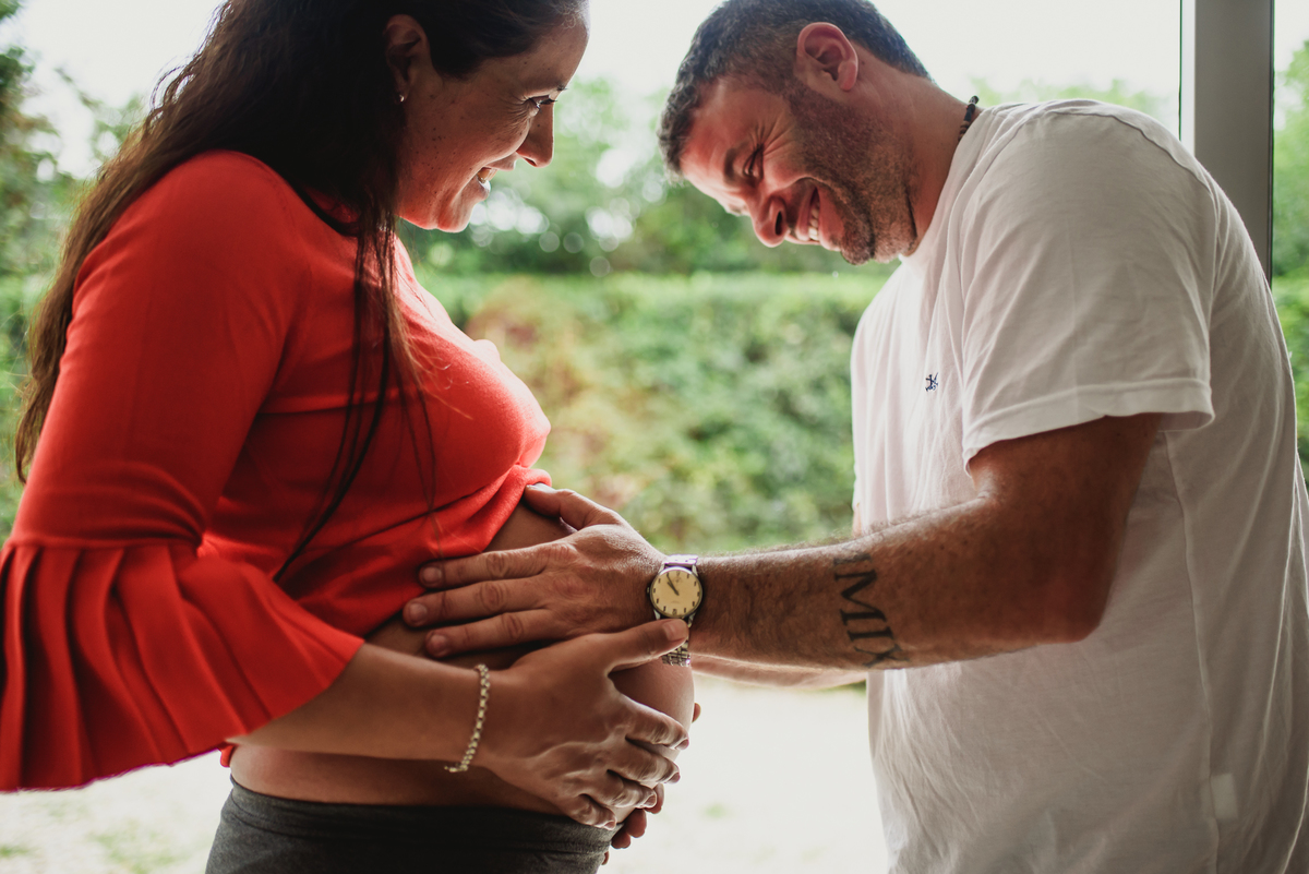 hombre acaricia la panza embarazada de su mujer