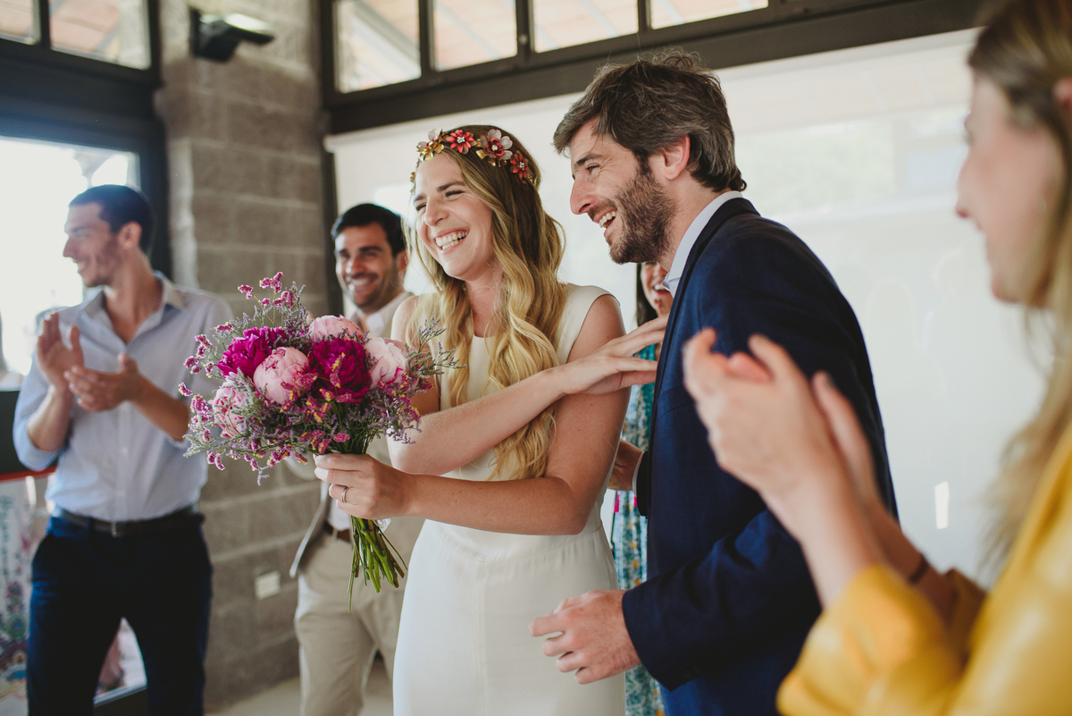 novios y amigos se rien