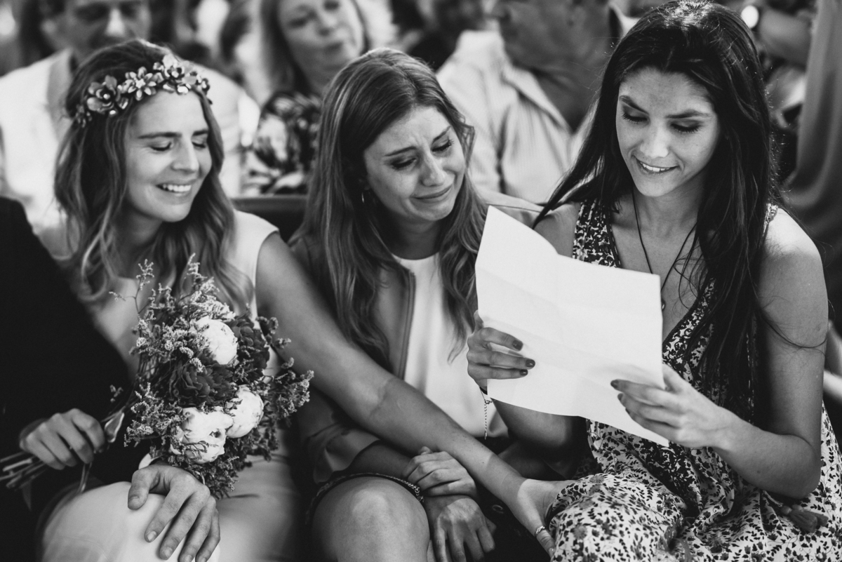 amiga lee una carta emotiva a su amiga