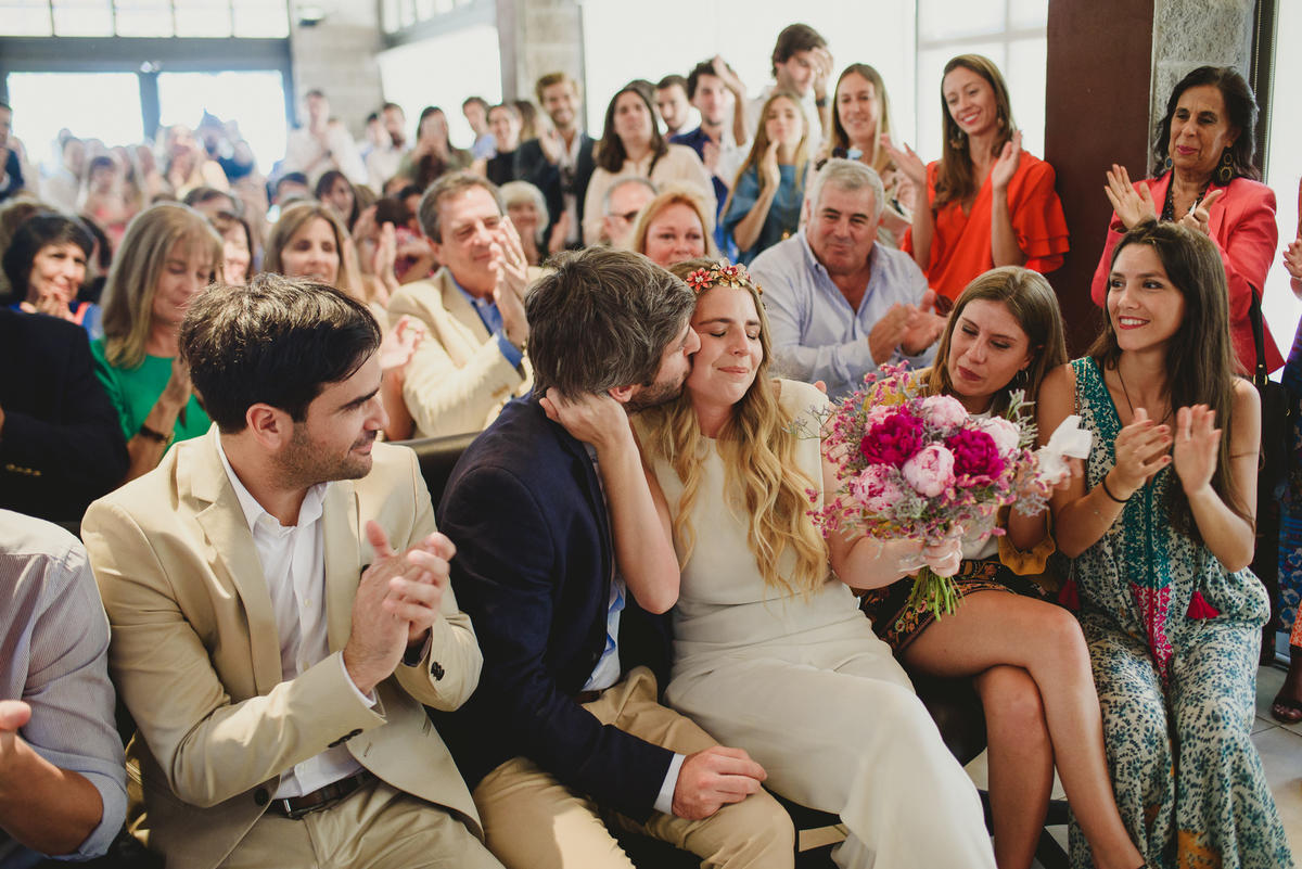 novio besa a su novio en civil