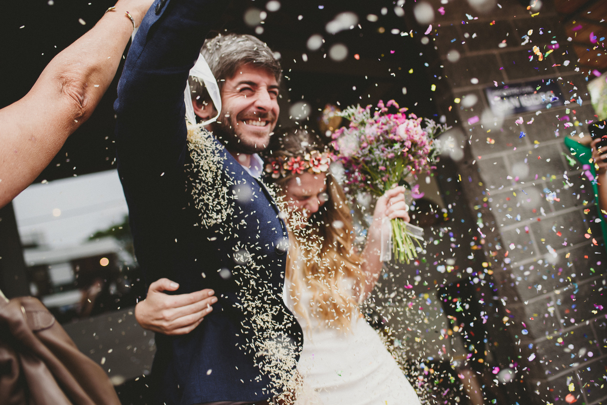 arroz en el aire sobre novios recien casados